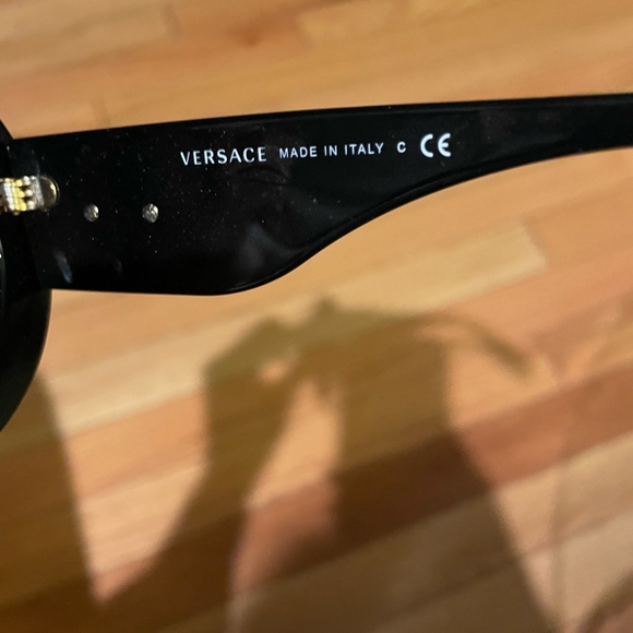 Authentic Versace sunglasses size 54 hardly worn…. - Picture 4 of 13